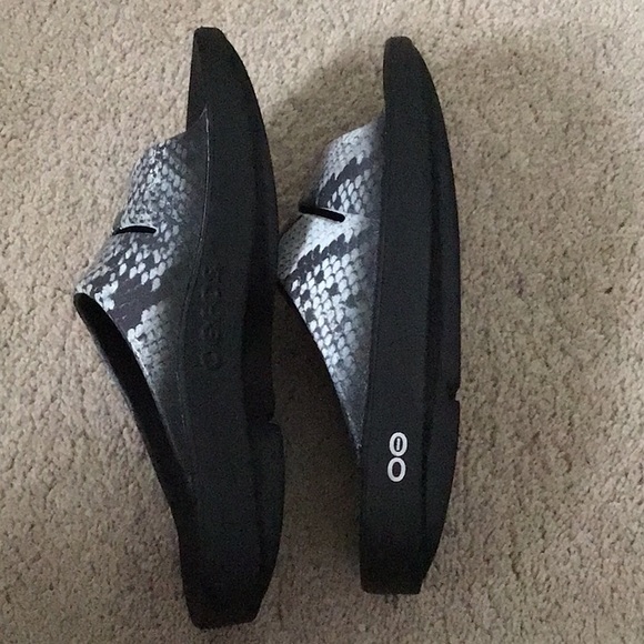 Oofos recovery slides New - Picture 2 of 4